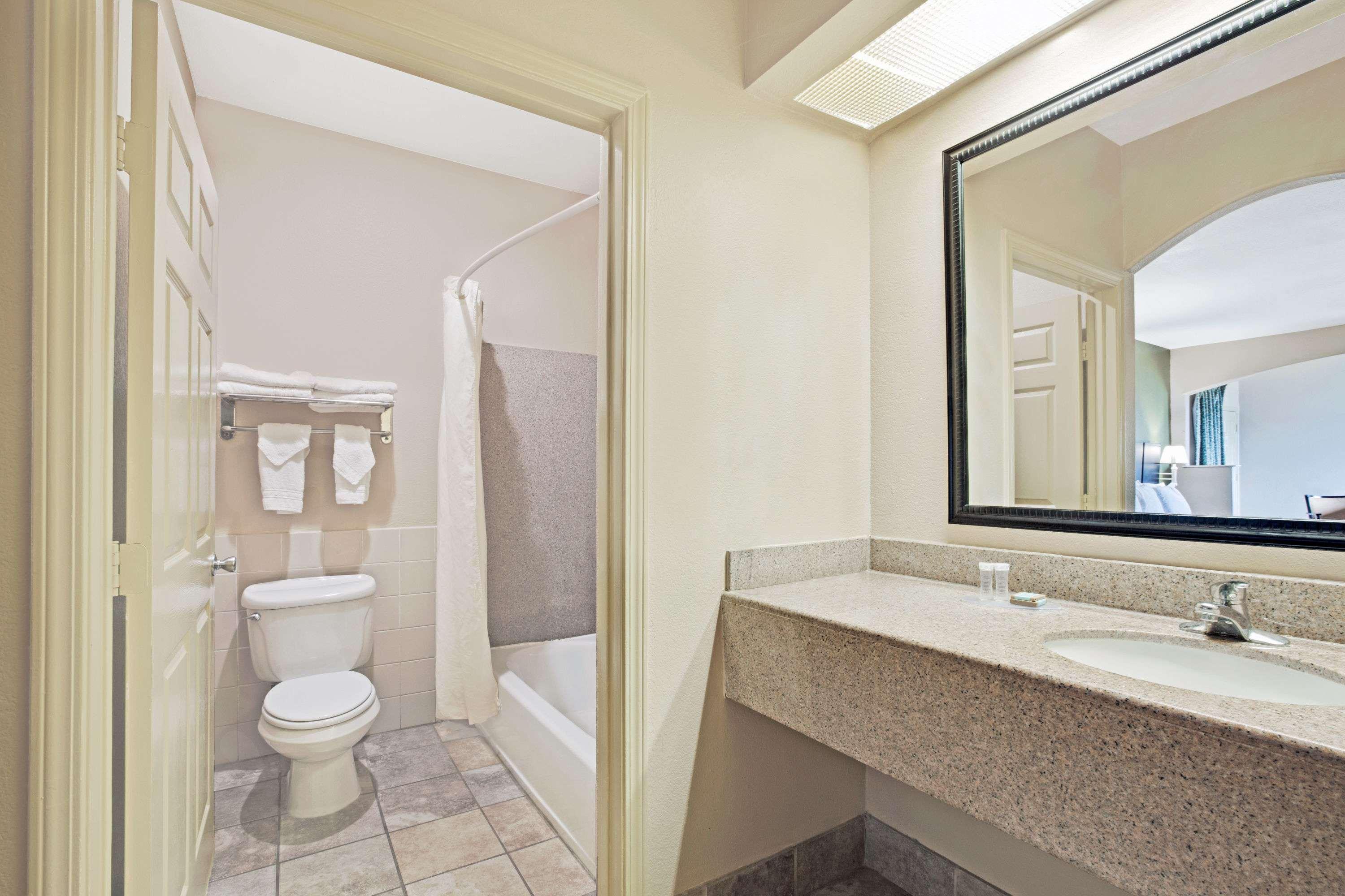 Red Roof Inn Plus + Galveston - Beachfront Exterior foto